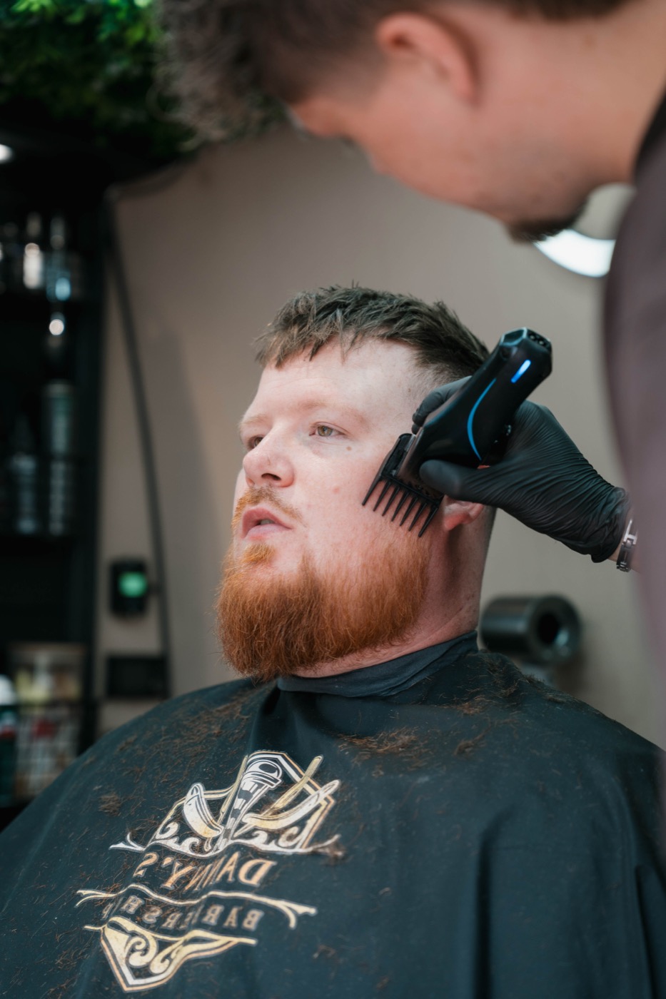 Klant wordt geknipt bij Danny&rsquo;s Barbershop