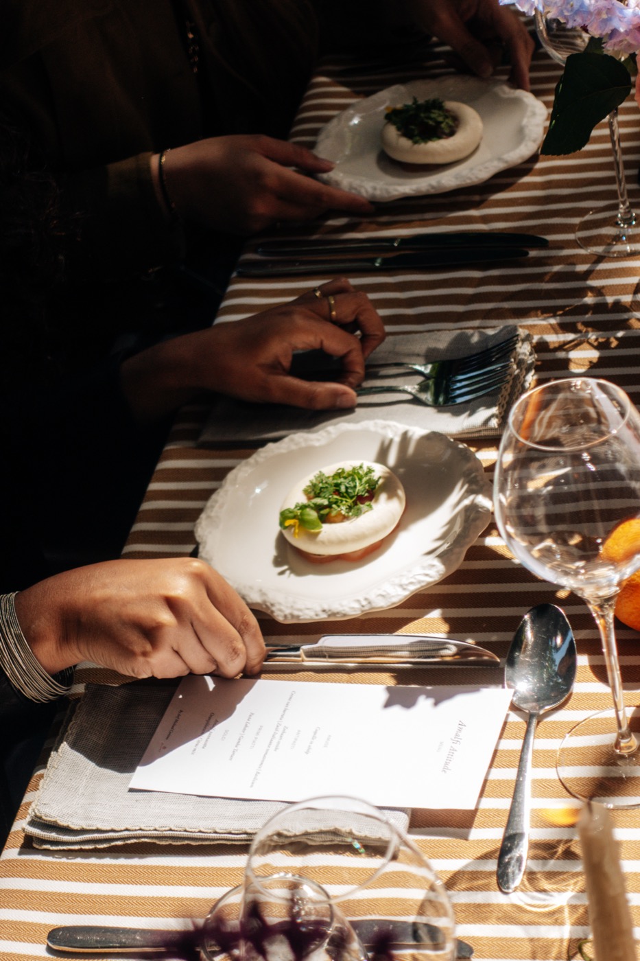 Gedekte tafel met het menu