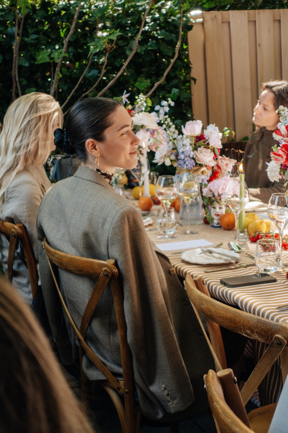 Gasten aan tafel tijdens de lancering