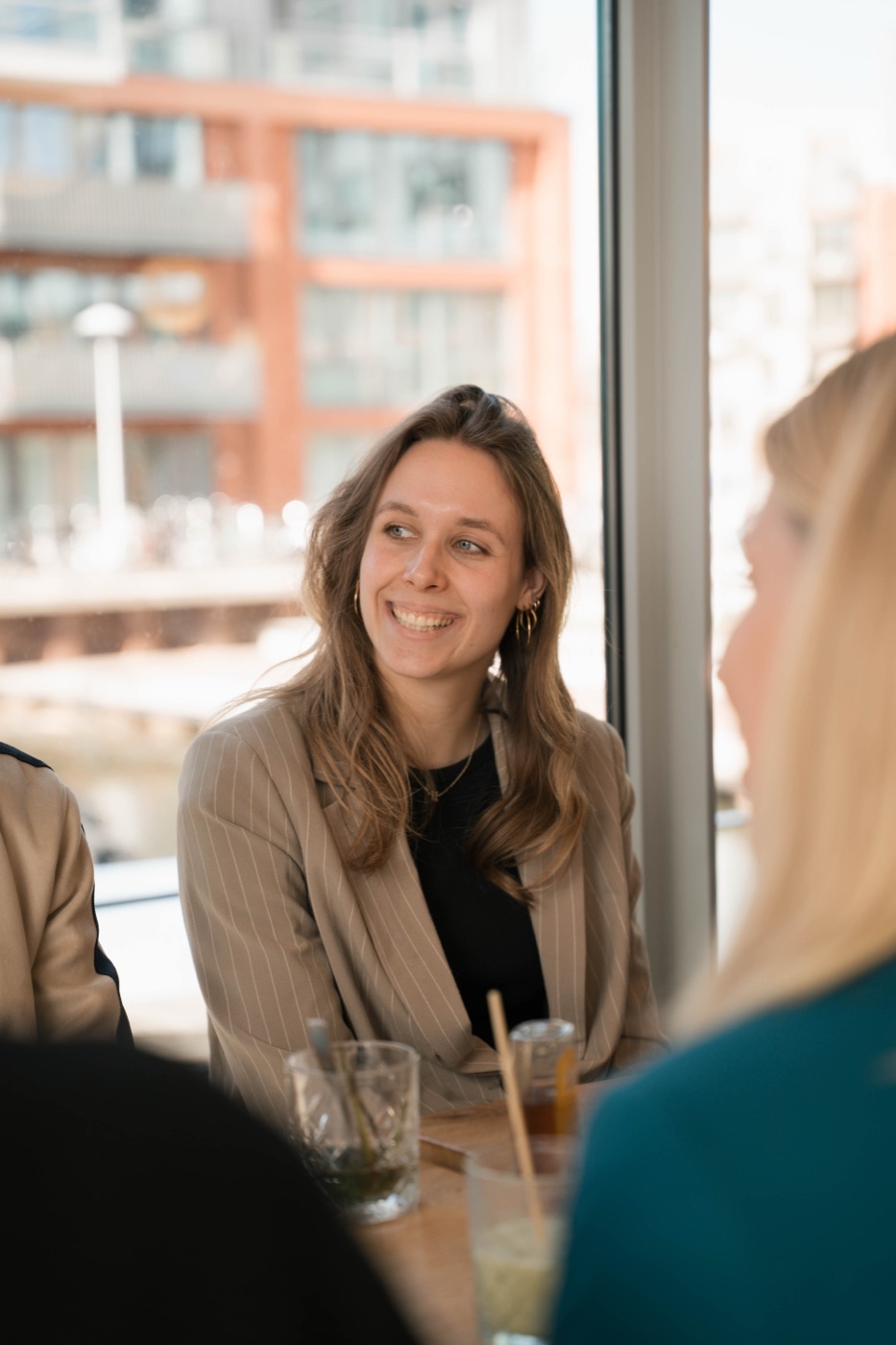 Bezoeker in gesprek tijdens het event