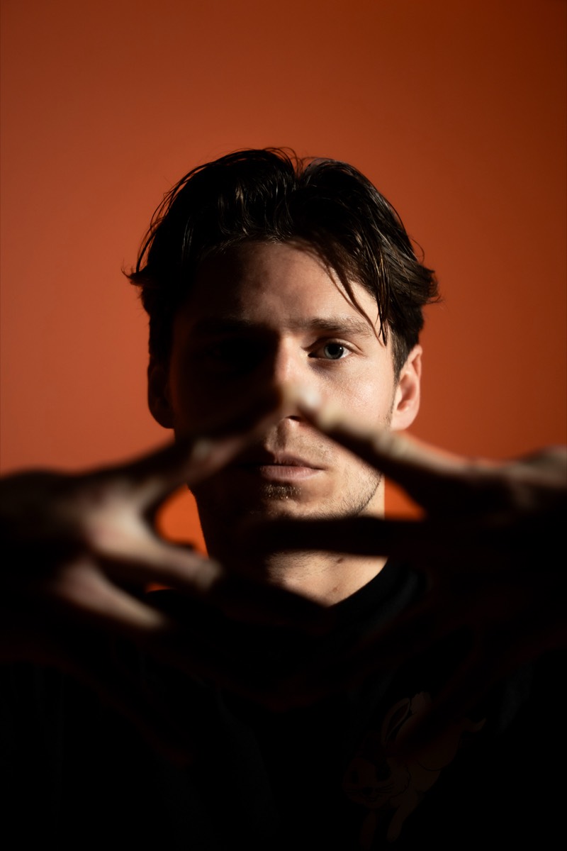 Presskitportret tegen oranje