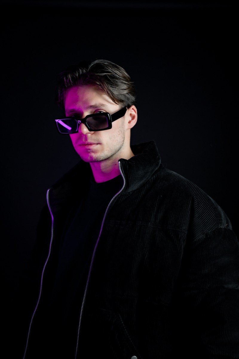Presskitportret in paars licht