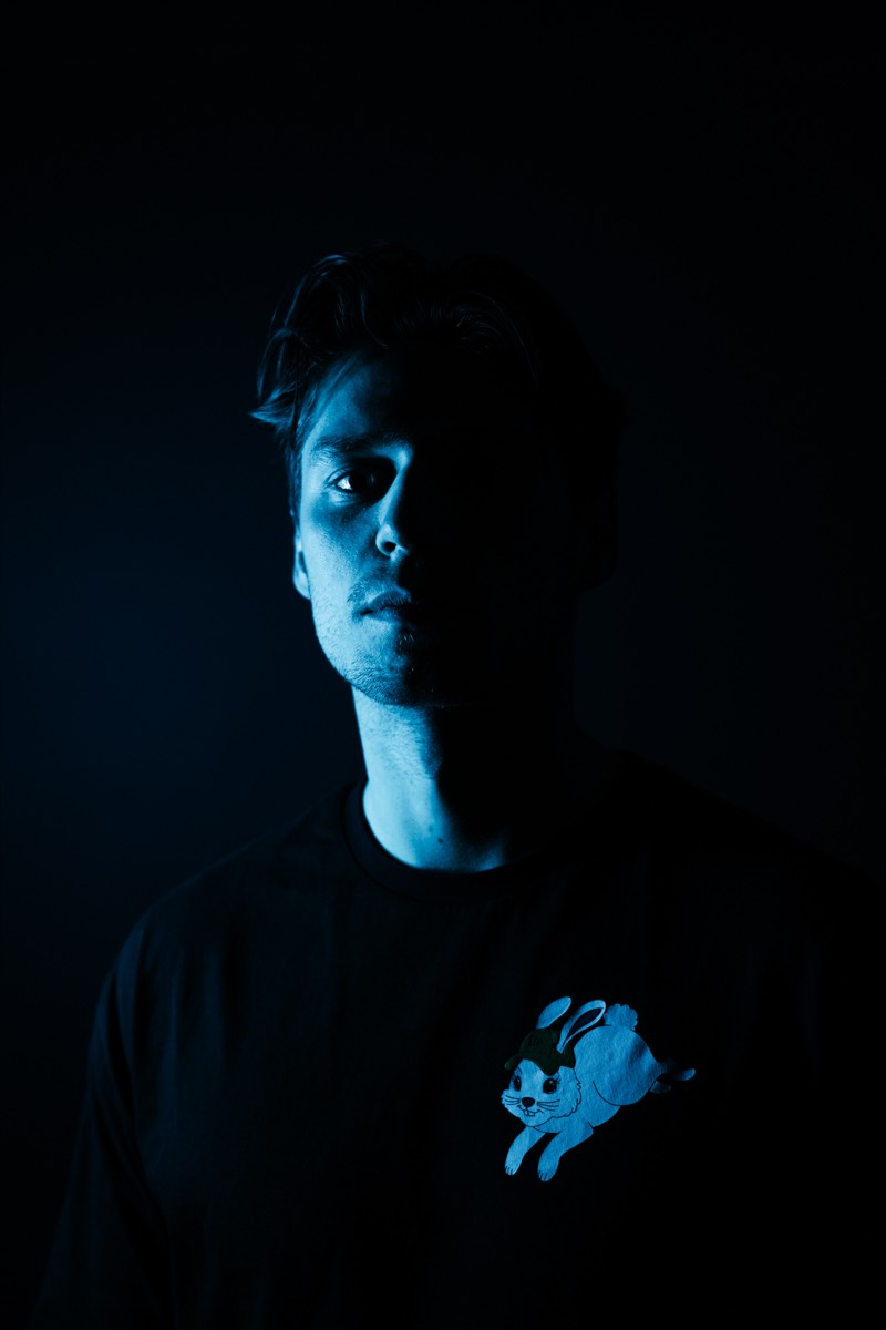Presskitportret in blauw licht