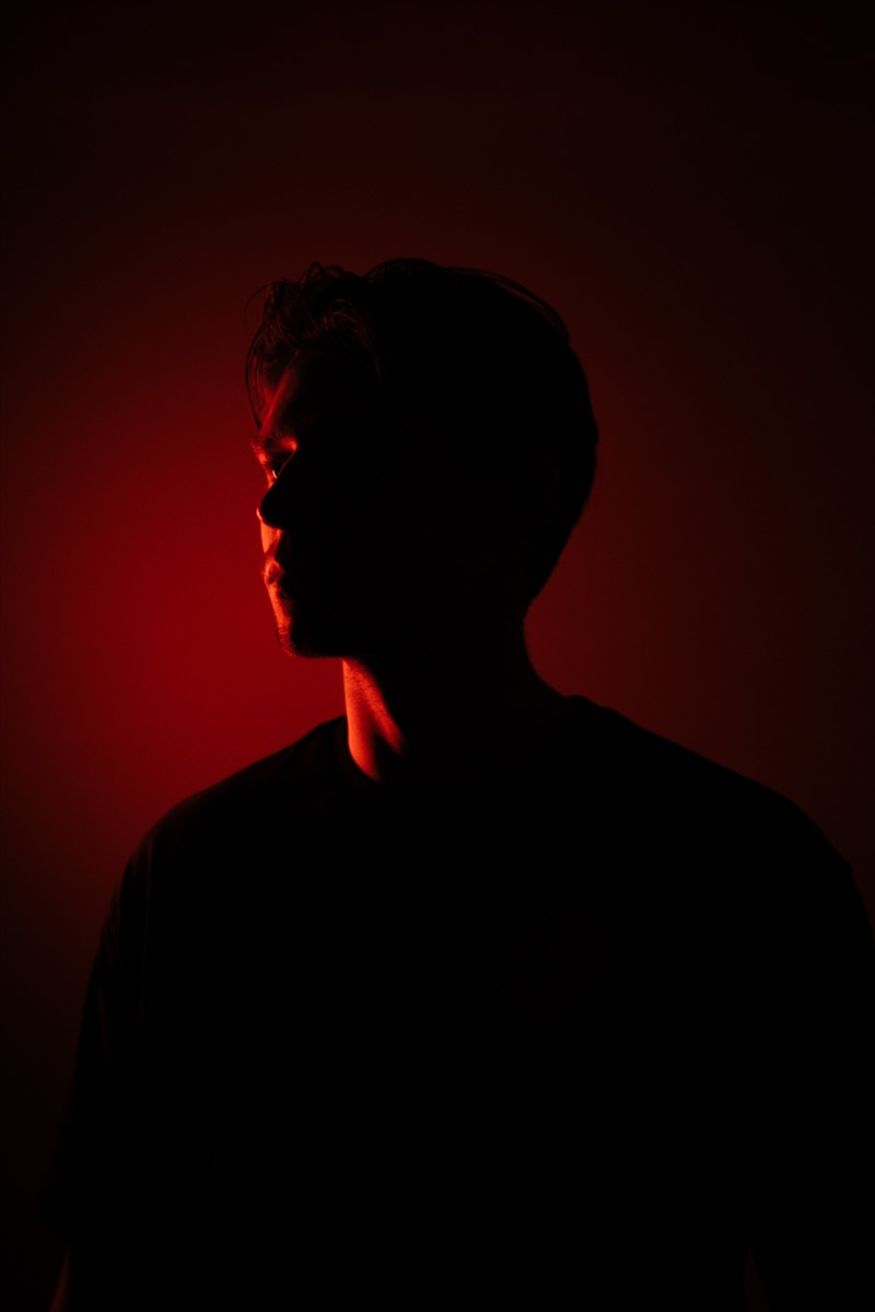 Presskitportret in rood licht