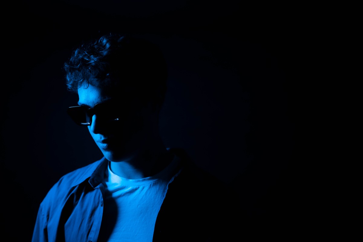 Presskitportret in blauw licht