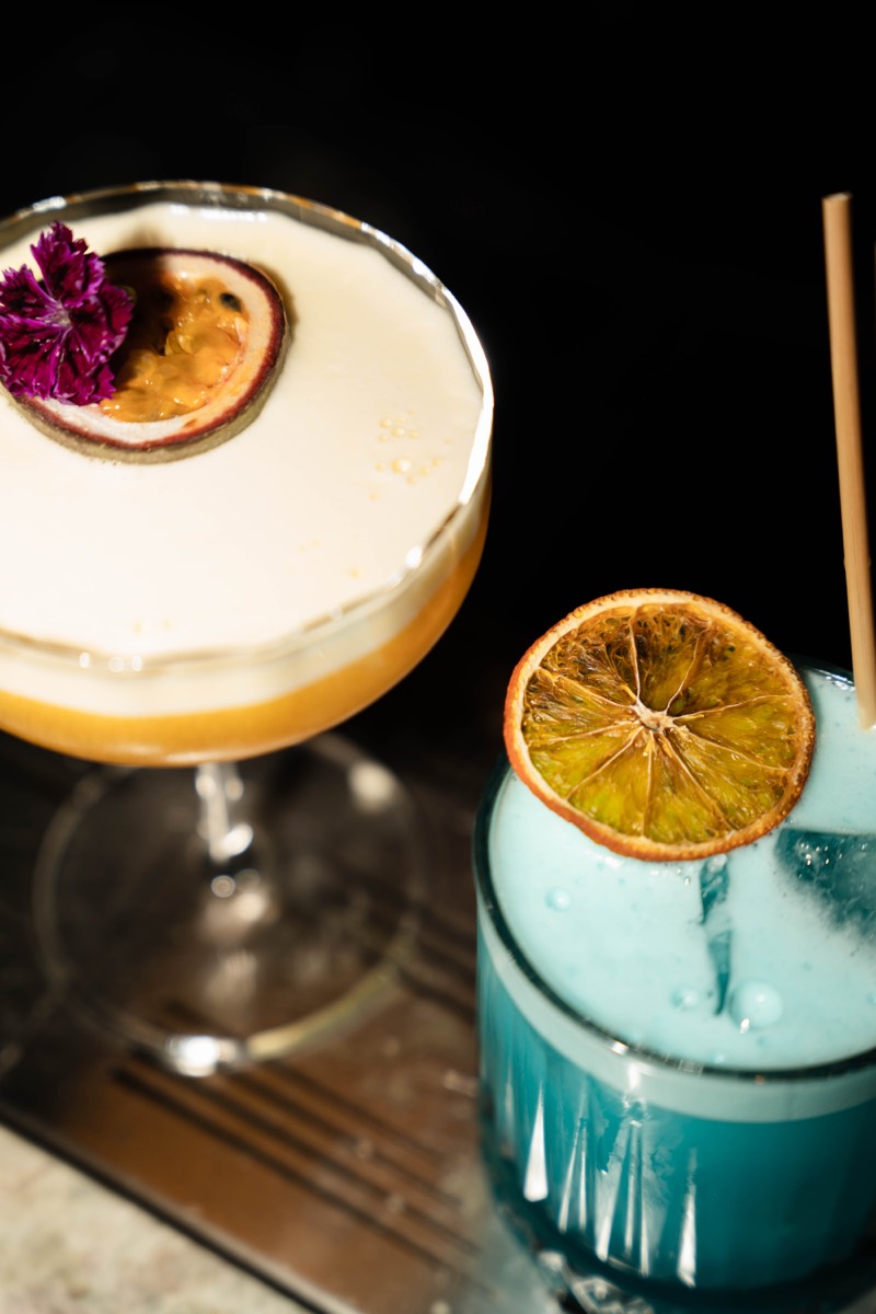 Twee cocktails aan de bar