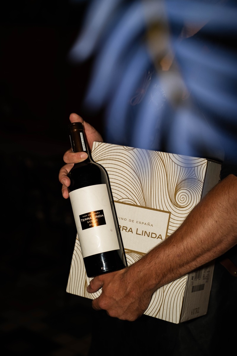 De fles wordt gepresenteerd aan de bar