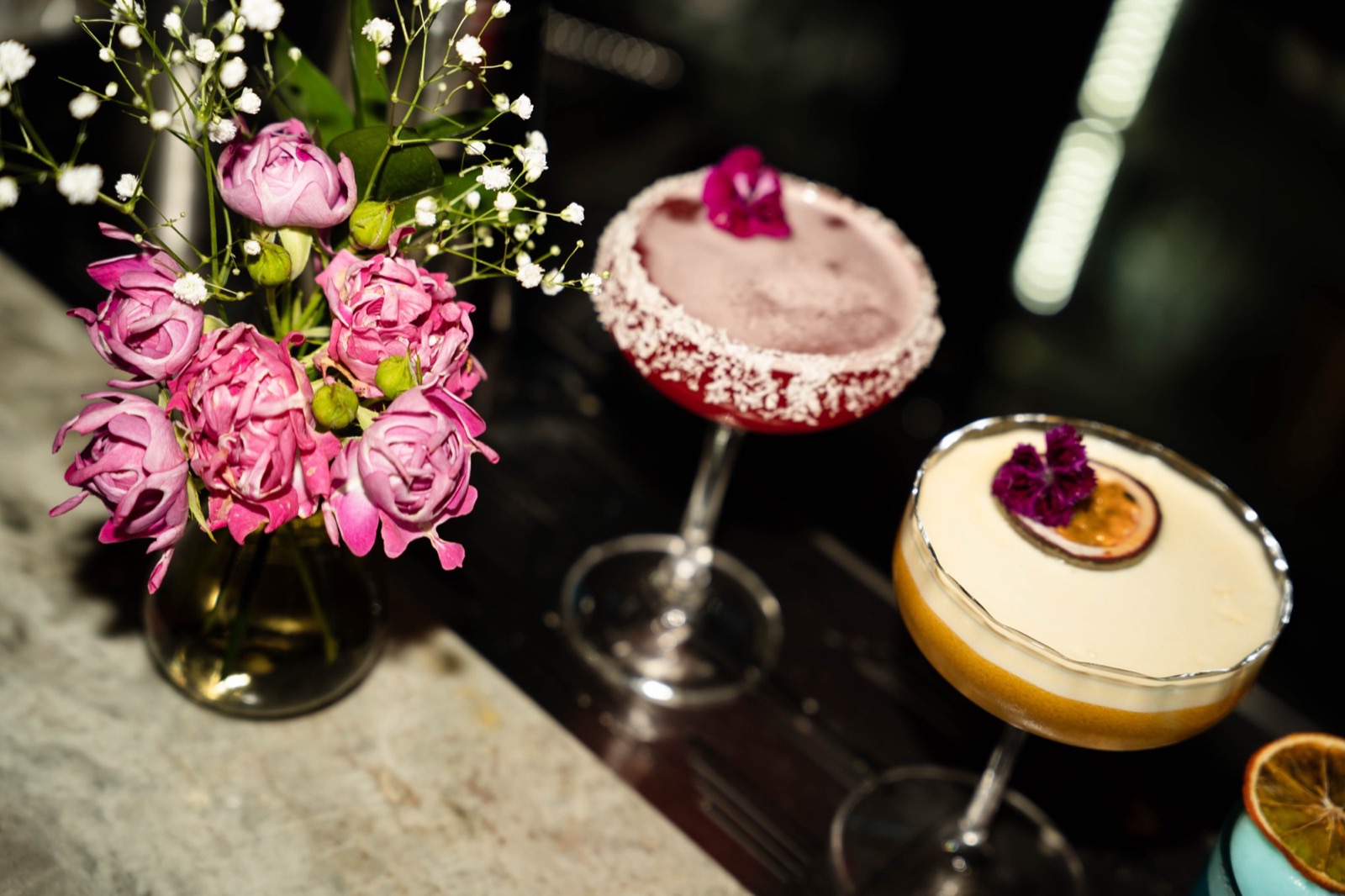 Cocktails met bloemen aan de bar