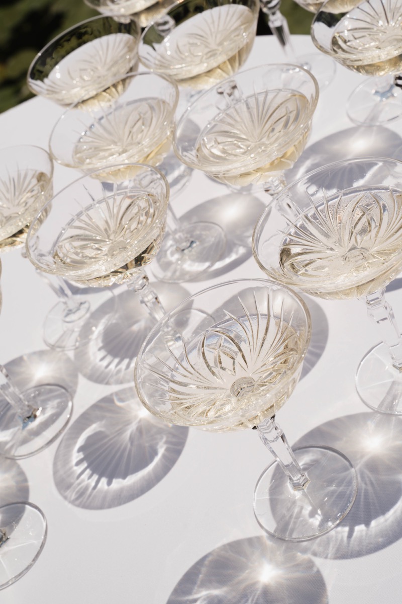 Kristallen coupes met champagne in de zon