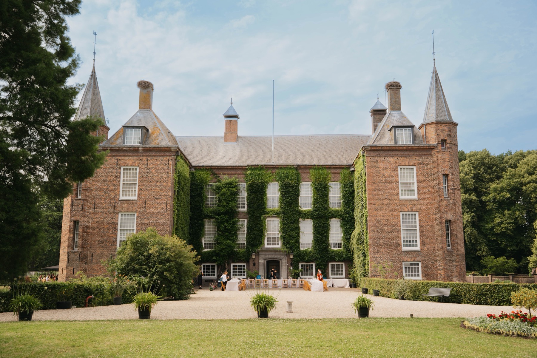 Het landhuis met de gedekte tafels ervoor