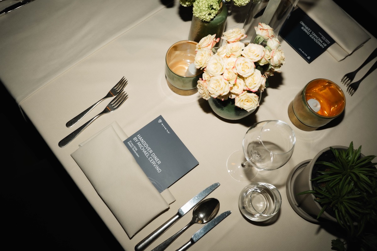 Gedekte tafel met het menu