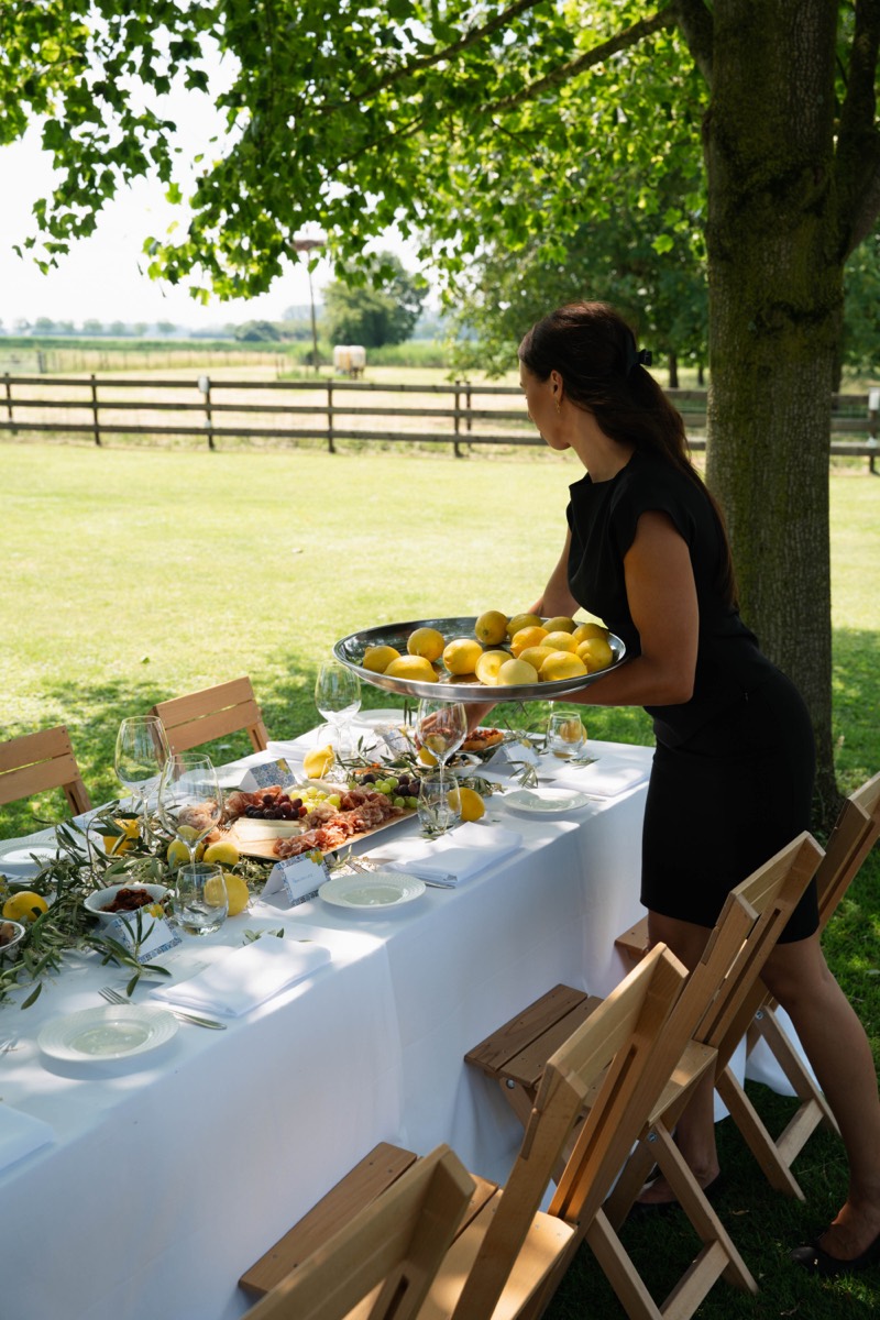 De lange tafel wordt klaargezet in de tuin