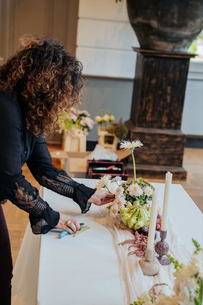 De tafel wordt gestyled voor het diner
