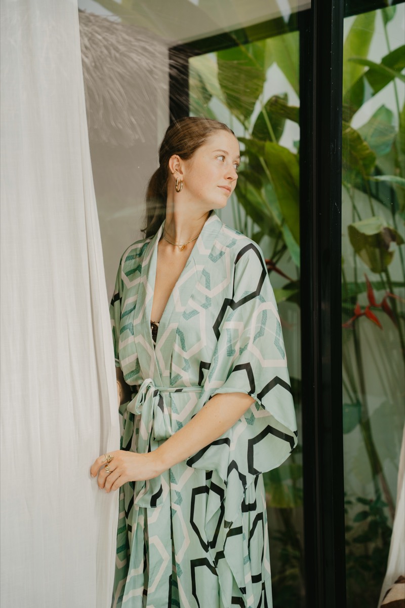 In de kimono bij het raam