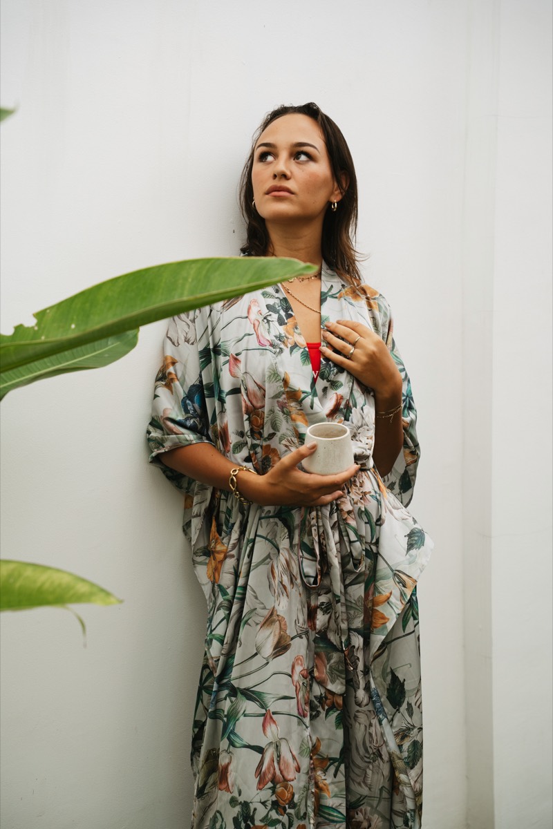 Met een kop koffie in de kimono